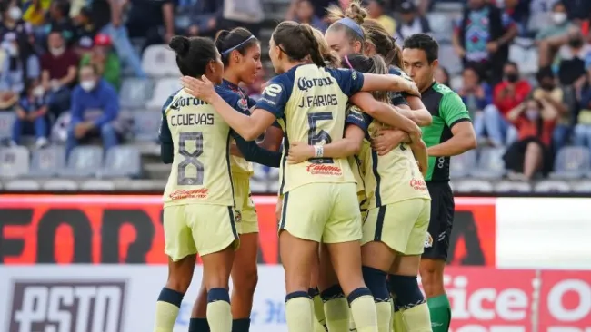 Jugadoras de América Femenil festejando un gol