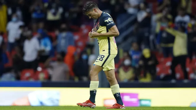 Mauro Laínez festeja un gol con el América