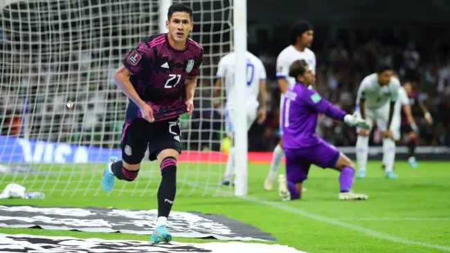 Uriel Antuna en festejo con Selección Mexicana