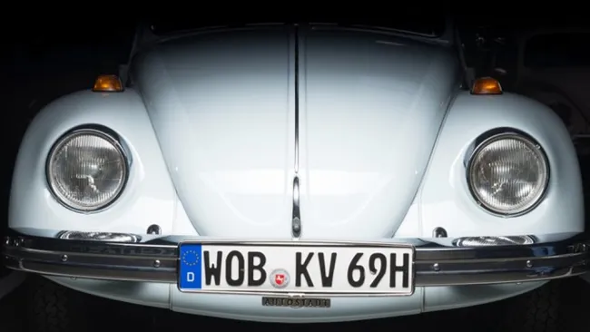 Parte frontal del Volkswagen blanco 