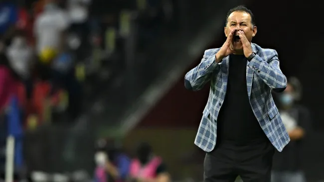 Juan Reynoso dirigiendo al Cruz Azul