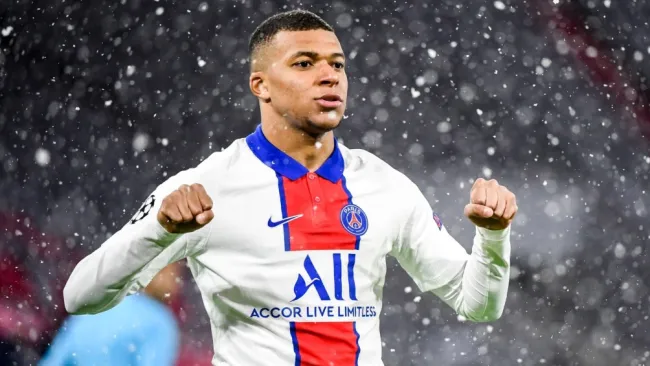 Kylian Mbappé durante un partido con el PSG