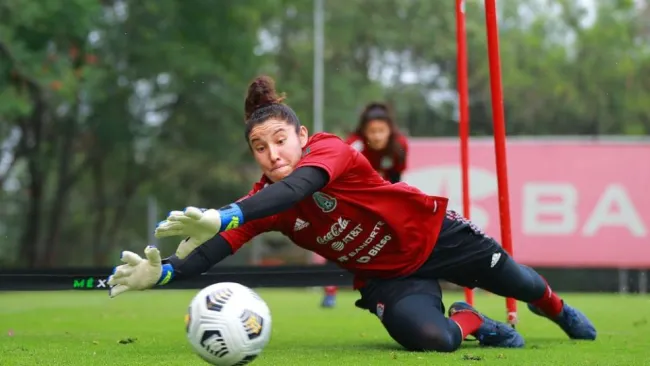 Alejandría Godínez entrenando con el Tri Femenil