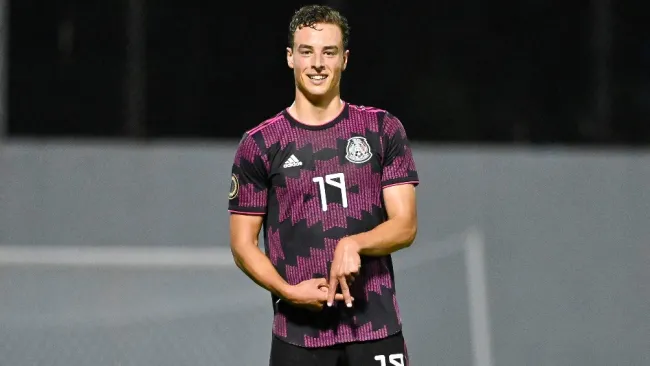 Esteban Lozano celebrando un gol con el Tri