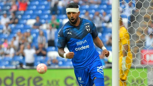 Rodrigo Aguirre festejando su gol