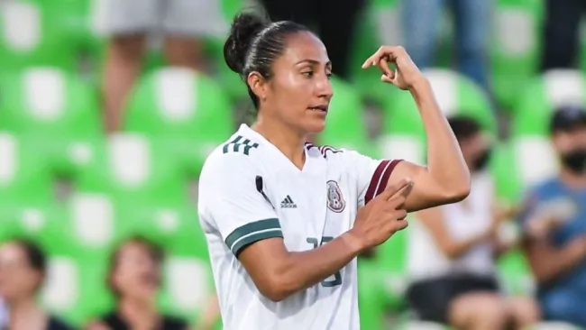 Stephany Mayor durante un partido de México