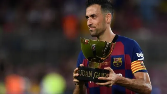 Busquets con el Trofeo Joan Gamper