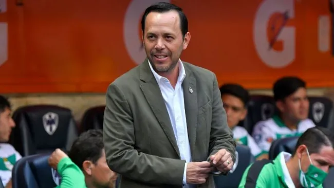 Eduardo Fentanes dirigiendo a Santos