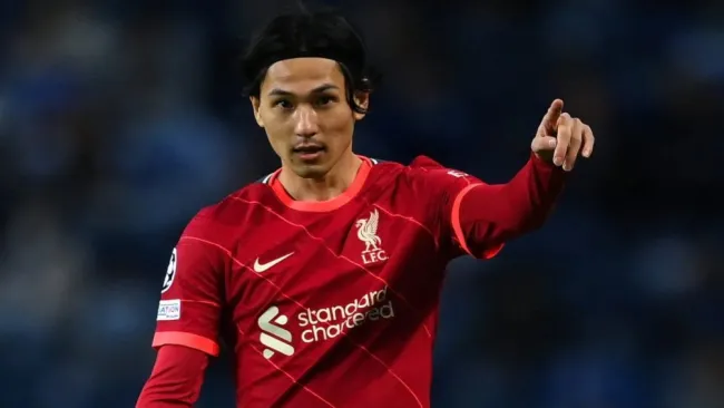 Takumi Minamino en acción con el Liverpool