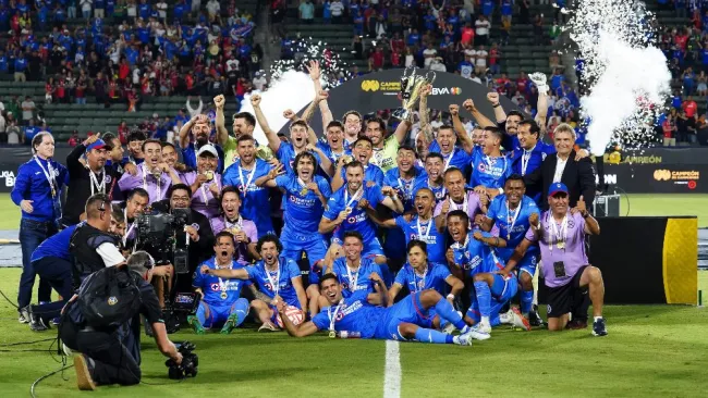 Cruz Azul celebrando el título de la Supercopa de la Liga MX