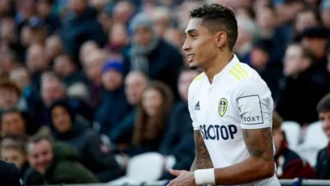 Raphinha durante un partido del Leeds United 