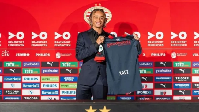 Xavi Simons en su presentación con el PSV