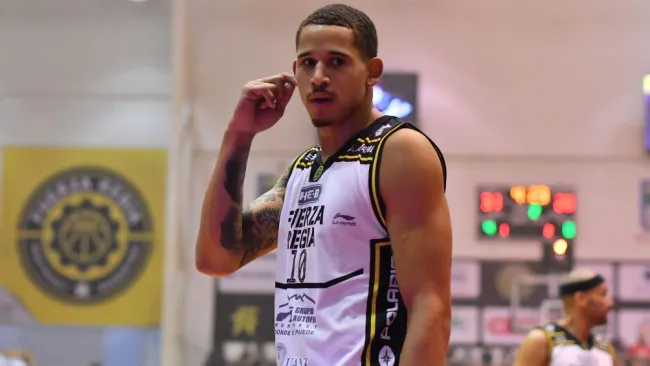 Juan Toscano en partido de la Liga Nacional de Baloncesto Profesional