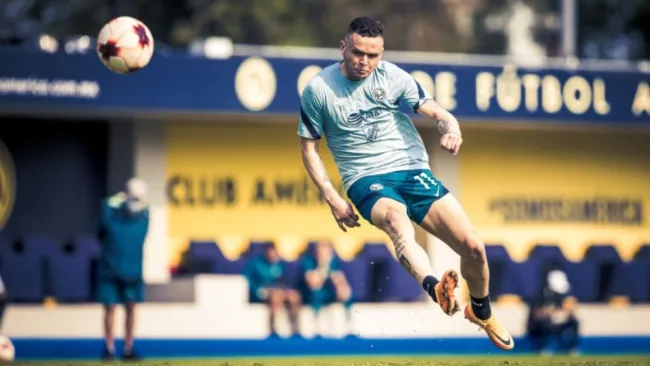 Jonathan Rodríguez en un entrenamiento del América