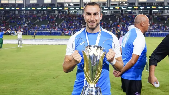 Alejandro Mayorga con el título de la Supercopa de la Liga MX