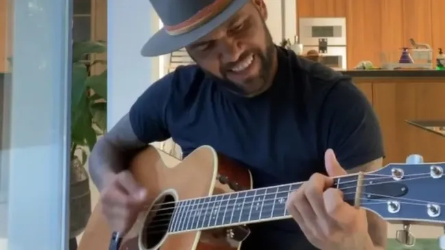 Dani Alves cantó junto a Sebastián Yatra