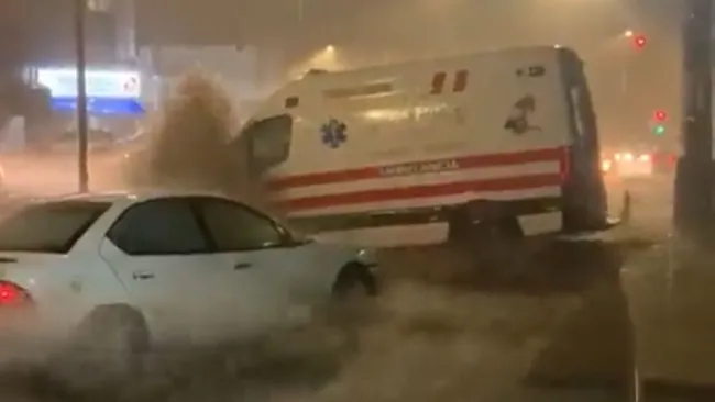 Ambulancia siendo llevada por la corriente de agua