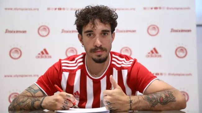 Sime Vrsaljko en su presentación con el Olympiacos