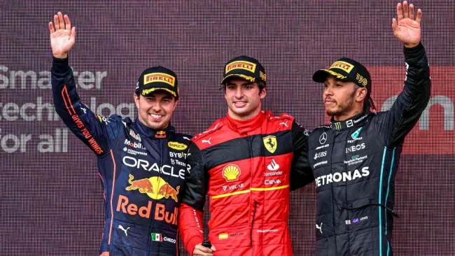 Checo subió al podio con Sainz y Hamilton