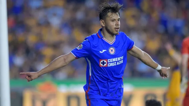 Romero celebrando un gol con Cruz Azul