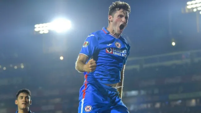 Santi Giménez en festejo con Cruz Azul