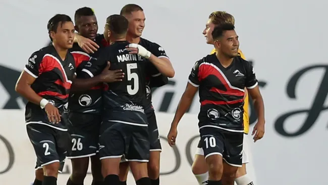 Jugadores de correcaminos, en festejo de gol