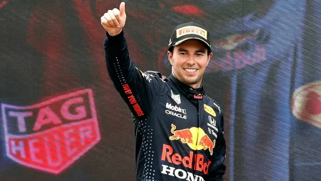 Sergio Pérez saludando a aficionados