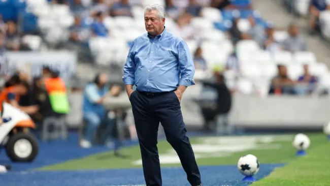 Víctor Manuel Vucetich dirigiendo a Rayados