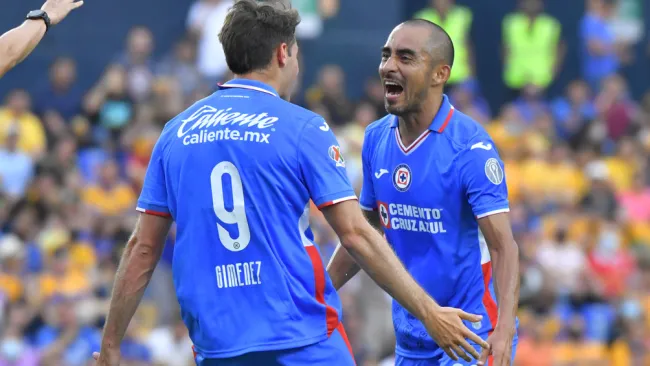 Santi Giménez y Baca, en festejo de gol