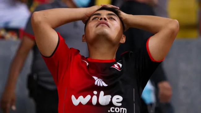 Aficionado de Atlas lamentándose