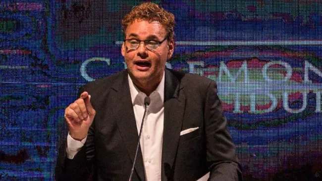 Faitelson durante ceremonia del Salón de la Fama del Futbol