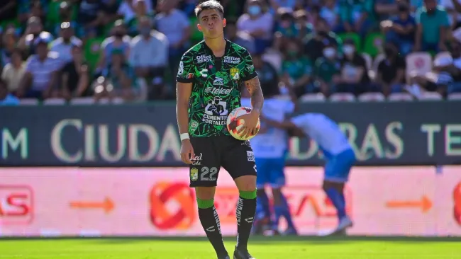 Santiago Colombatto reacciona durante partido