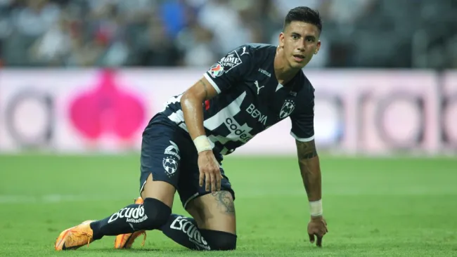 Maximiliano Meza jugando con Rayados