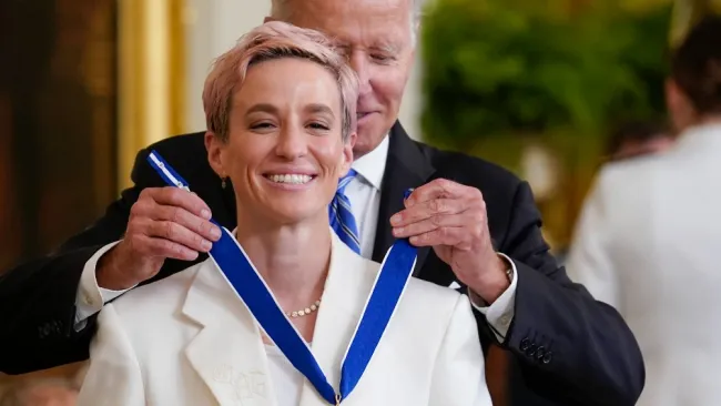 Megan Rapinoe es condecorada con la Medalla Presidencial de la Libertad