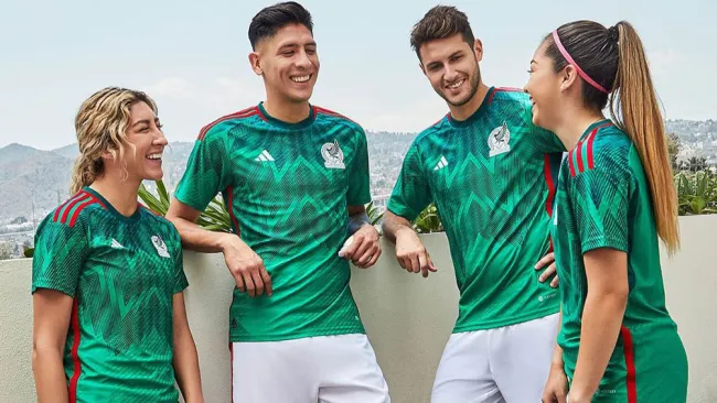Edson y Santi posan con la nueva camiseta del Tri 