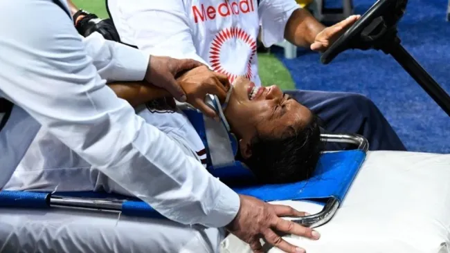 Rebeca Bernal abandonando el estadio