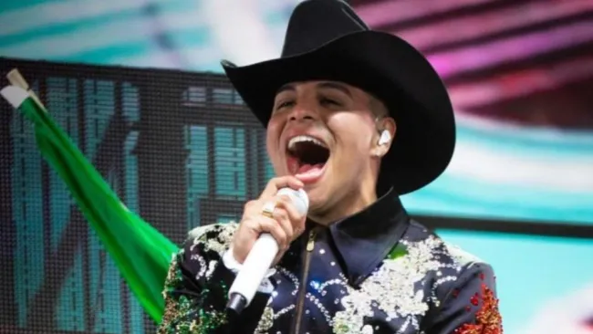 Eduin Caz en presentación