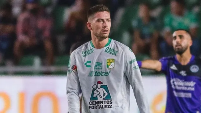 Santiago Ormeño durante un partido de León