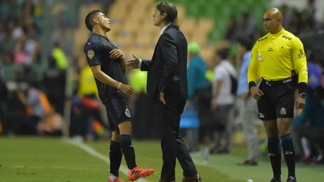 Orbelín Pineda y Almeyda en un partido de Chivas