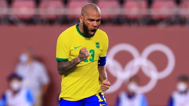 Dani Alves festejando un gol