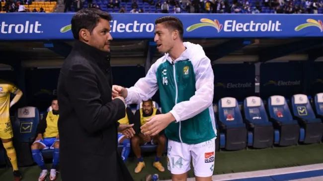 Nicolás Larcamón saludando a Santiago Ormeño