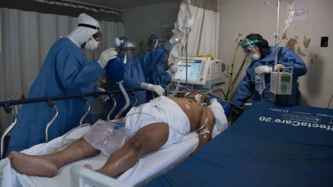 Personal de salud atendiendo a un paciente