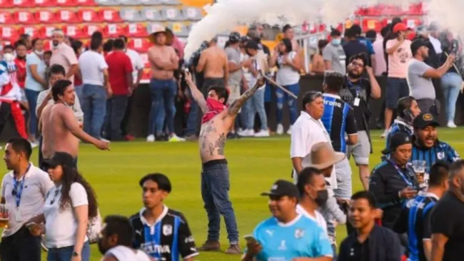 Aficionados invadieron el cancha de la Corregidora