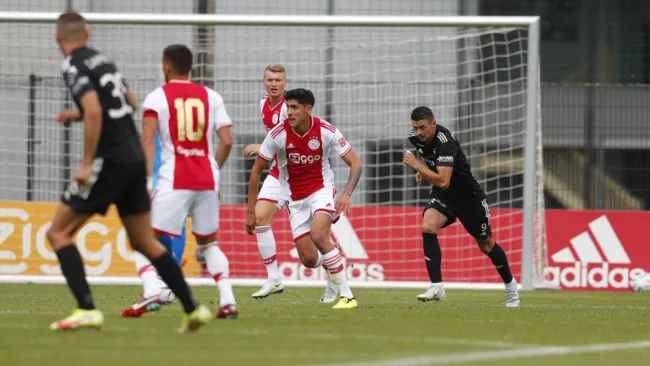Edson Álvarez, titular en el primer partido del Ajax de Alfred Schreuder