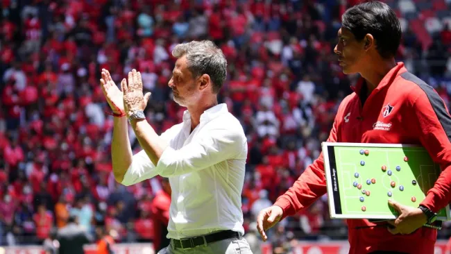 Diego Cocca felicitando a su equipo