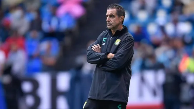 Renato Paiva dirigiendo al León