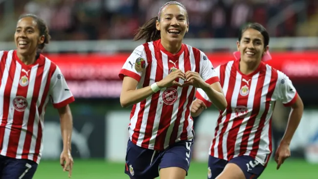 Chivas celebra gol ante Necaxa