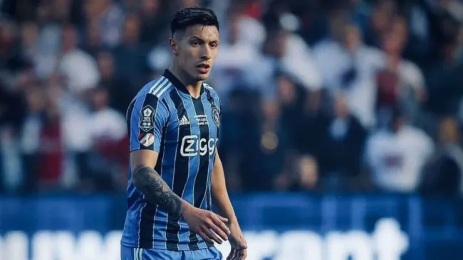 Lisandro Martínez durante un partido del Ajax