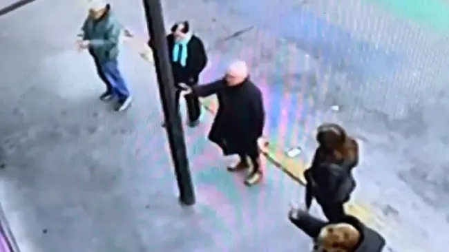 Los religiosos estuvieron a las afueras de la entrada del bar