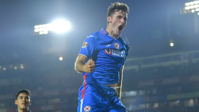 Santiago Giménez celebrando un gol con Cruz Azul